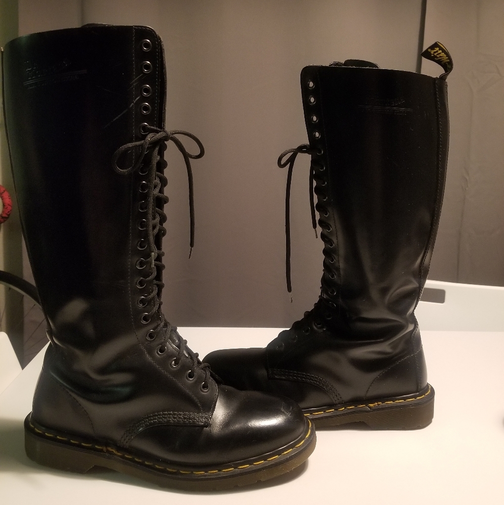 Dr martens 20 eye boot black